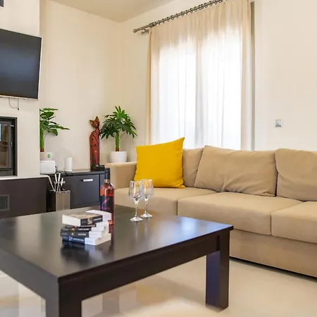 Livas Relaxing In Kardamena Feriehus