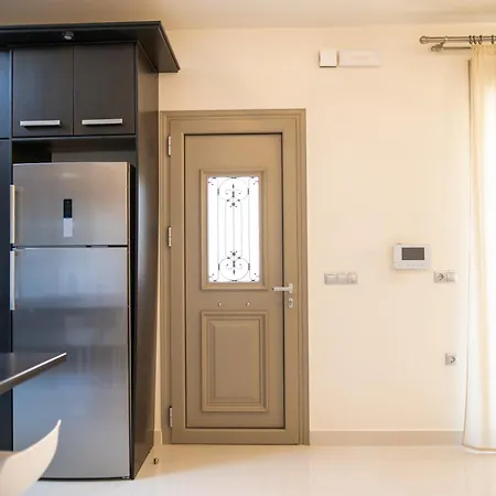 Livas Relaxing In Kardamena Feriehus